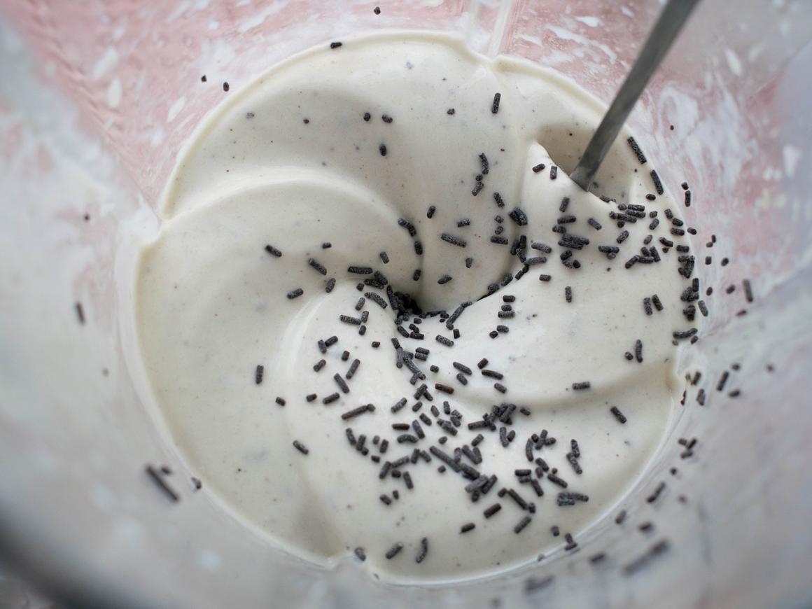 Joghurt-Bananeneis mit Schokolade - Rezept