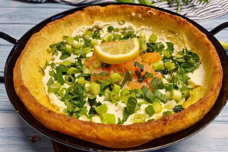 Ofenpfannkuchen mit Lachs