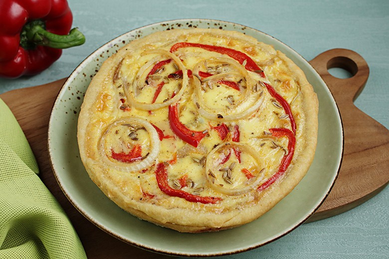 Vegetarische Quiche mit Zwiebeln und Paprika