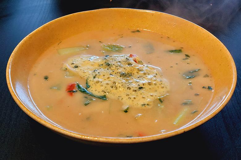 Grüne Kokossuppe mit Korianderschaum
