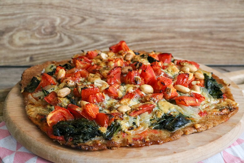 Vollkornpizza mit Spinat, Tomaten und Gorgonzola