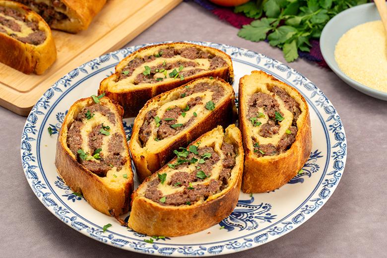Strudel aus Kartoffelteig mit Hackfleischfüllung