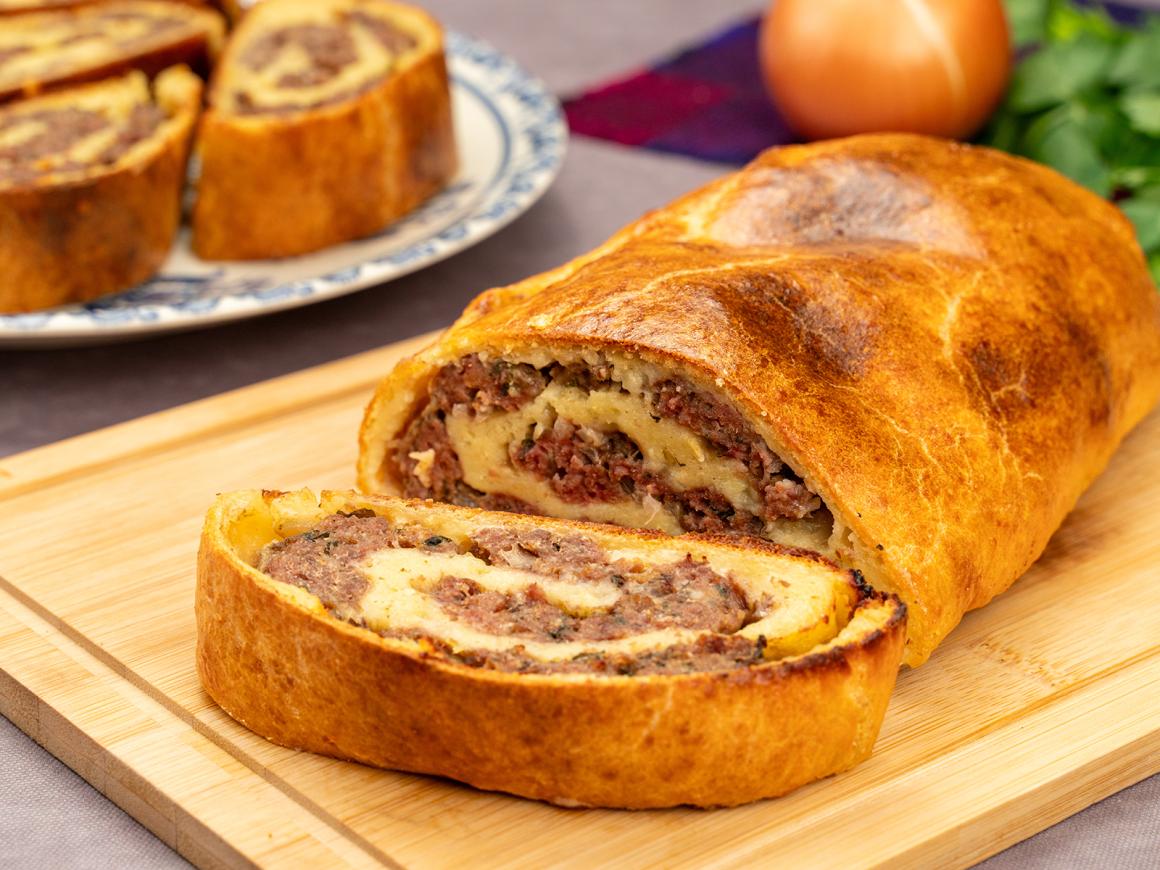 Strudel aus Kartoffelteig mit Hackfleischfüllung