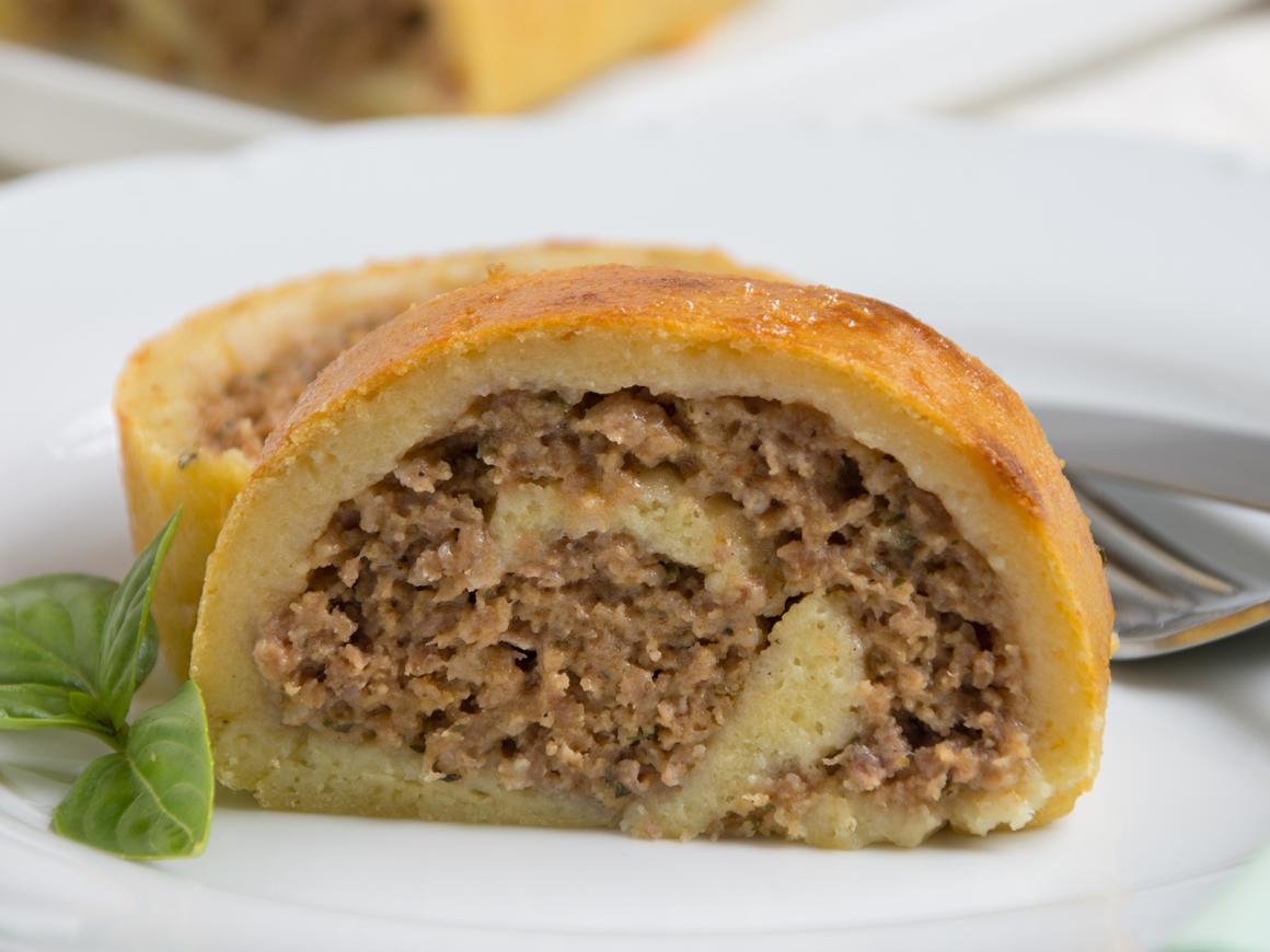 Strudel aus Kartoffelteig mit Hackfleischfüllung