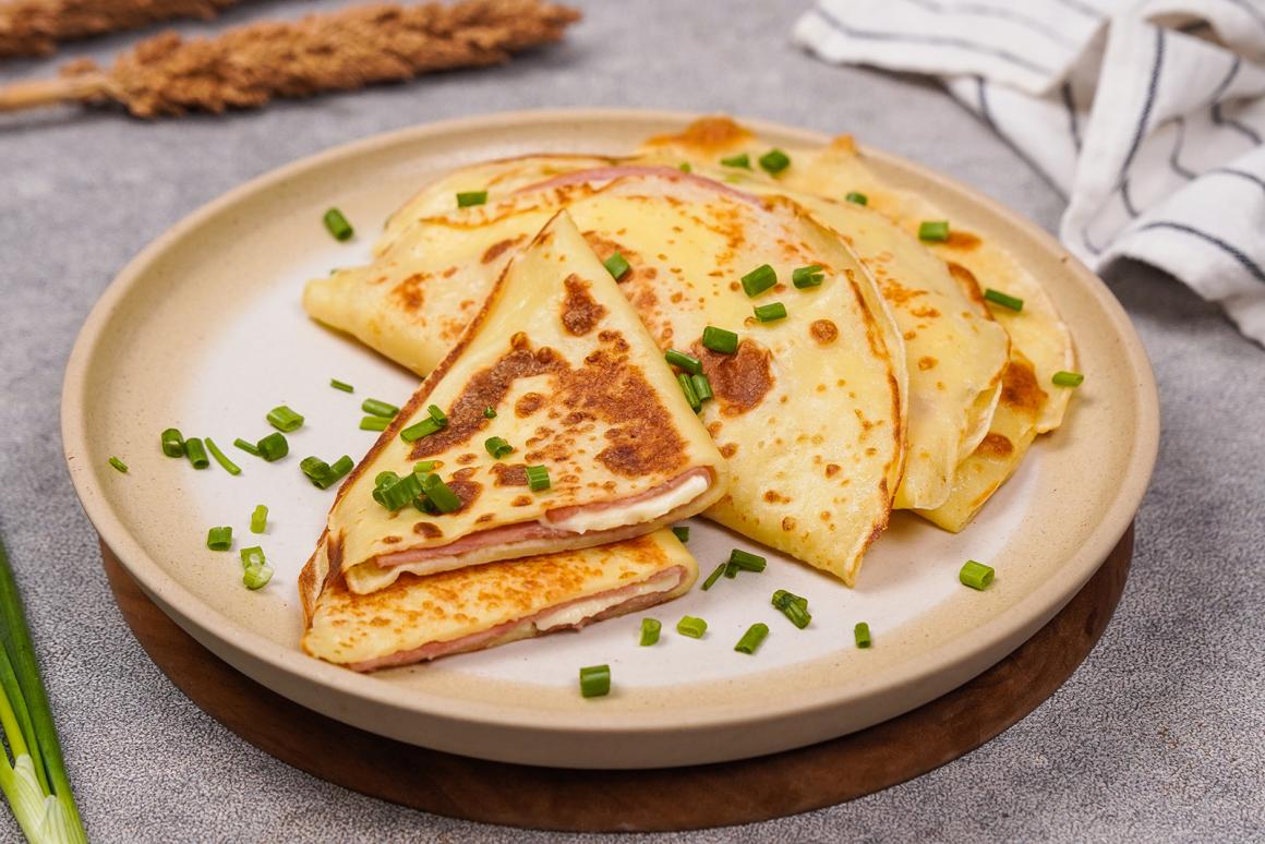 Herzhafte Pfannkuchen mit Schinken und Käse