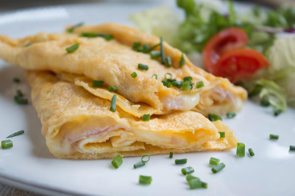 Herzhafte Pfannkuchen mit Schinken und Käse