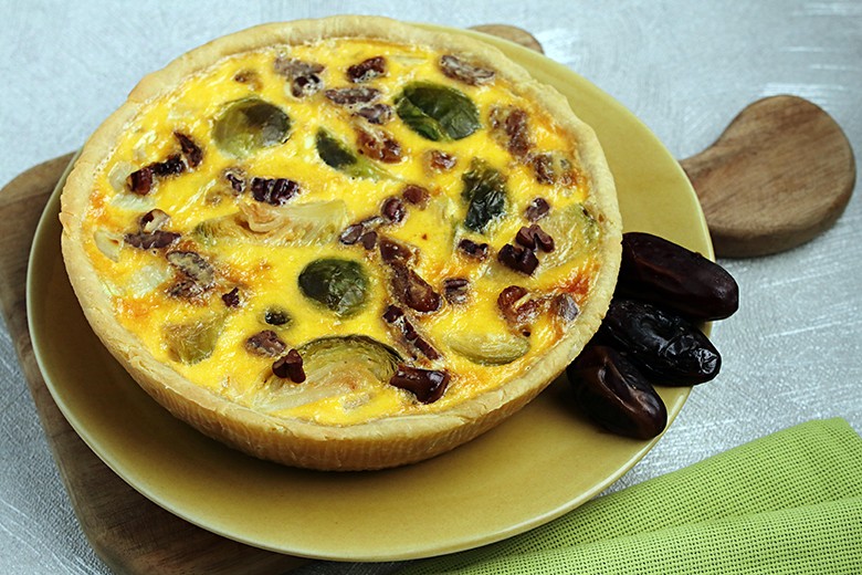 Rosenkohl-Quiche mit Datteln und Walnüssen