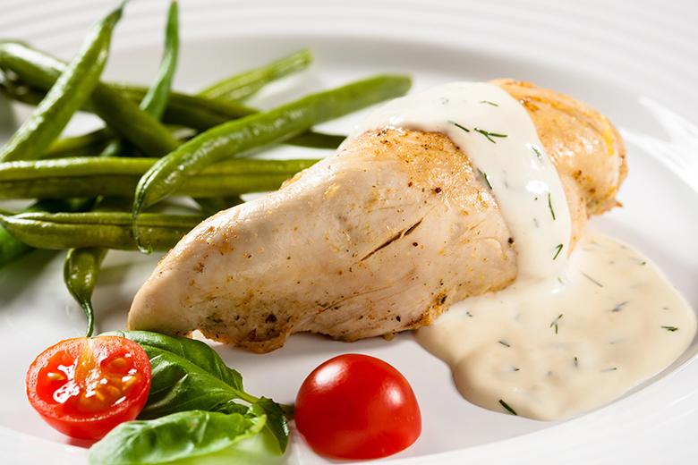 Gedämpfte Hähnchenbrust mit Gemüse und Senfsauce
