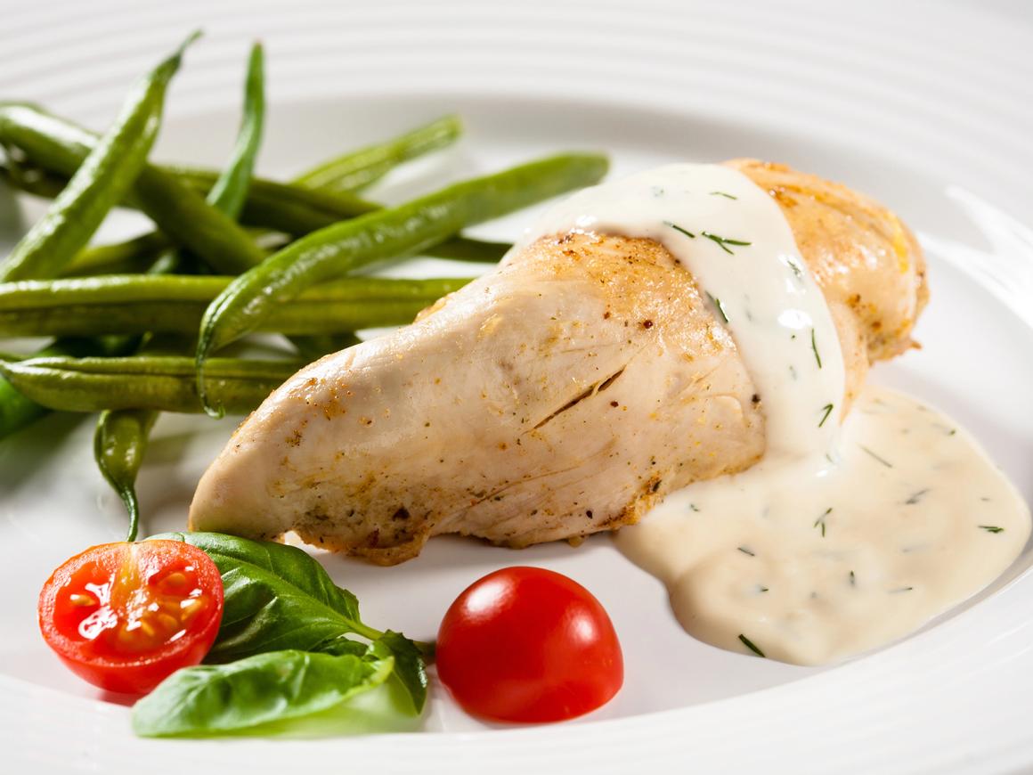 Gedämpfte Hähnchenbrust mit Gemüse und Senfsauce