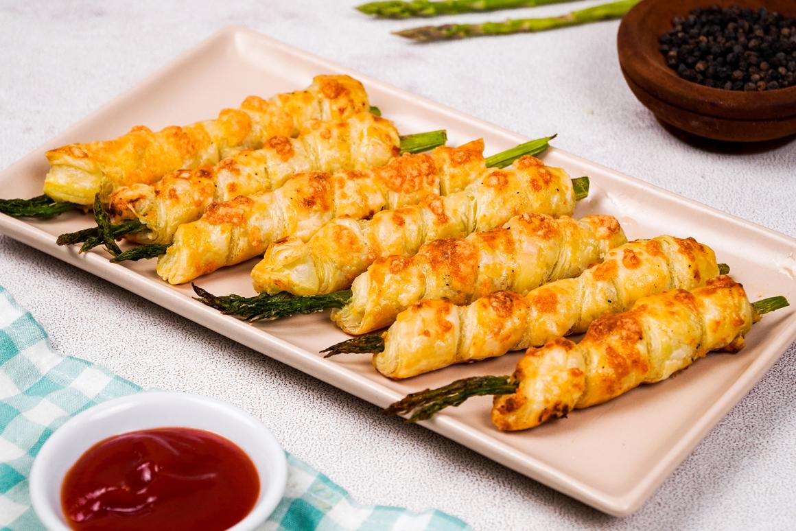 Grüner Spargel im Blätterteigmantel
