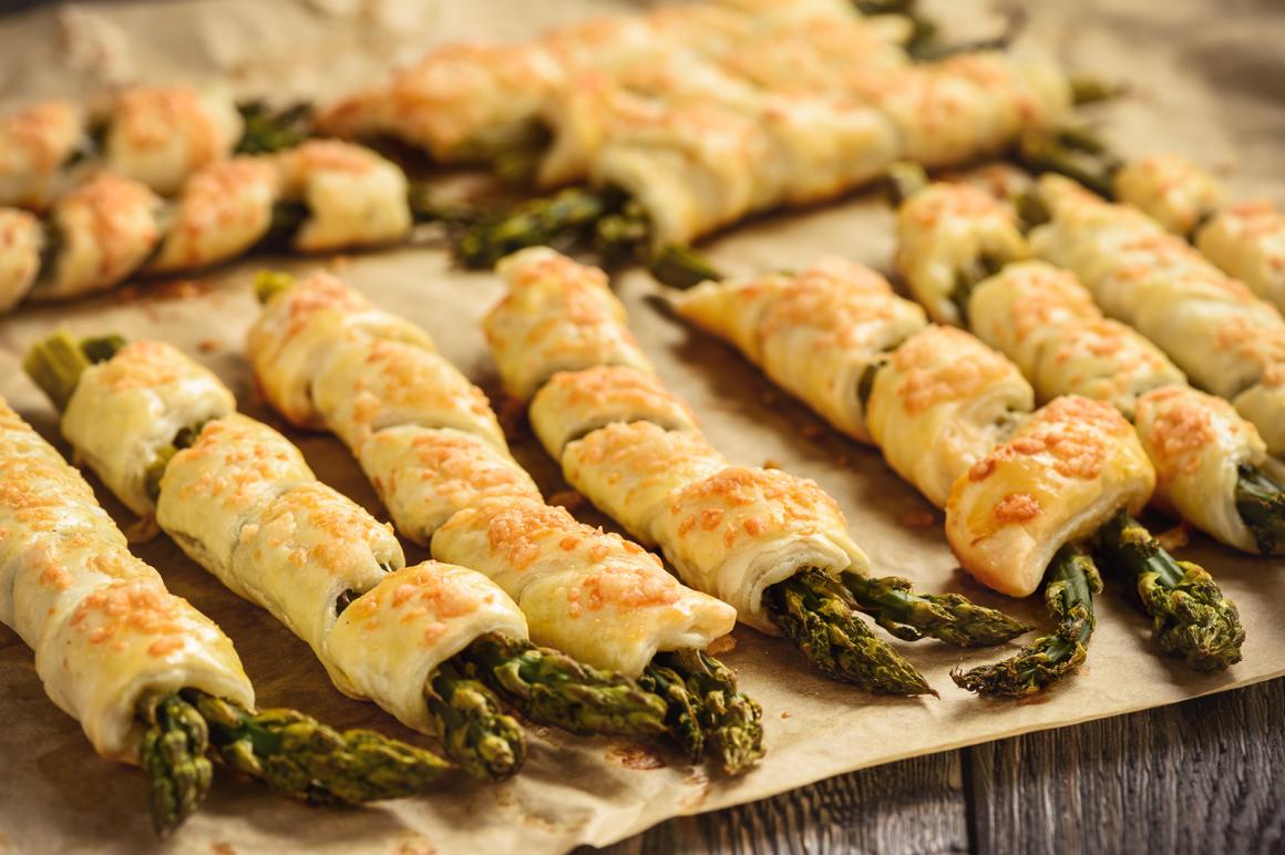 Grüner Spargel im Blätterteigmantel