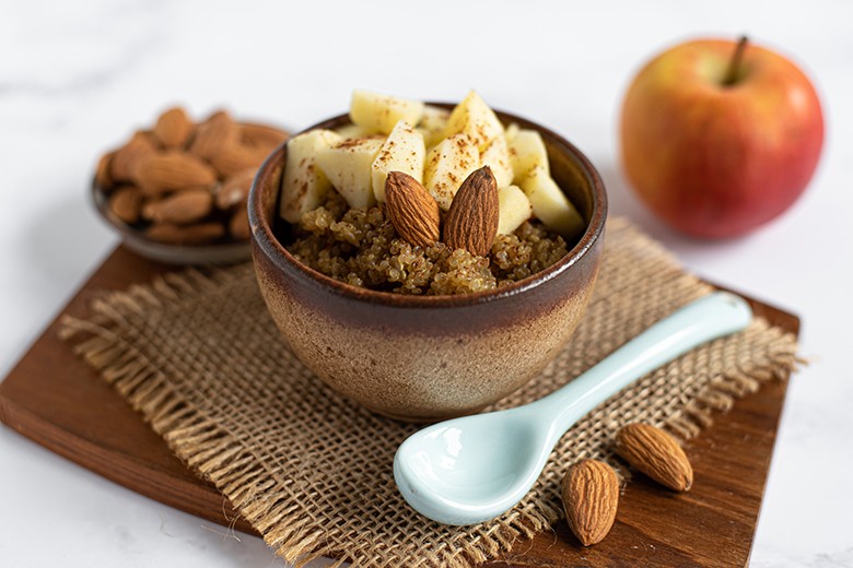 Müsli mit Quinoa, Nüssen und Apfel