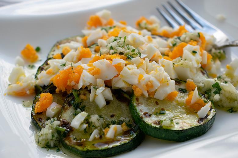 Zucchini in Kräutermarinade