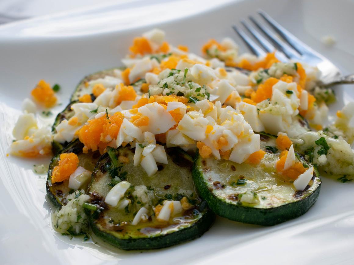 Zucchini in Kräutermarinade