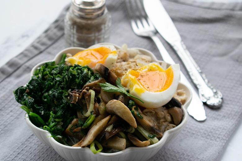 Eier-Spinat-Bowl mit Porridge