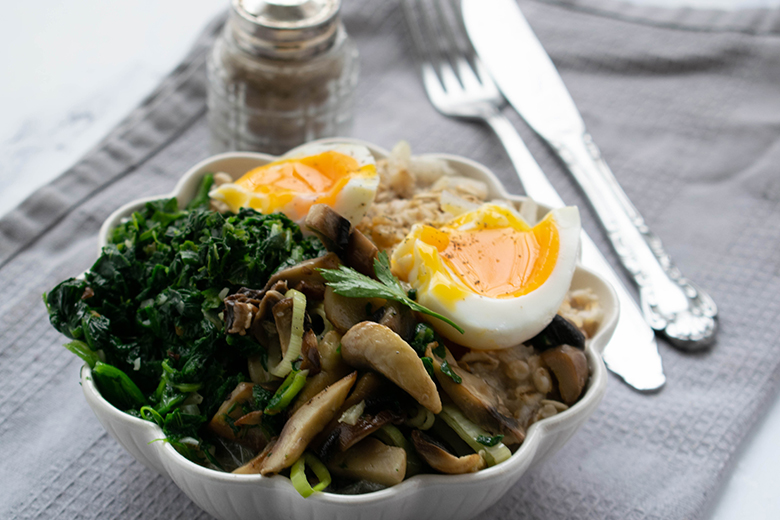 Eier-Spinat-Bowl mit Porridge
