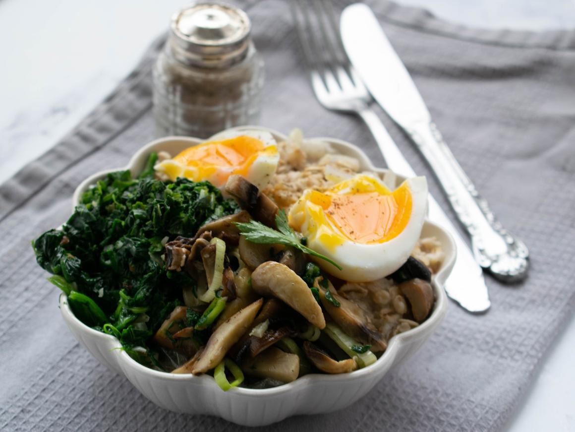 Eier-Spinat-Bowl mit Porridge