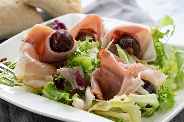 Gefüllte Datteln auf Salat