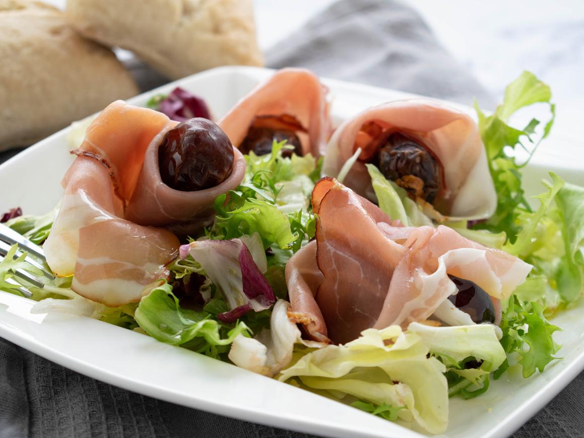 Gefüllte Datteln auf Salat