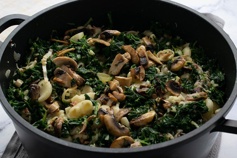 Nudelauflauf mit Spinat und Champignons