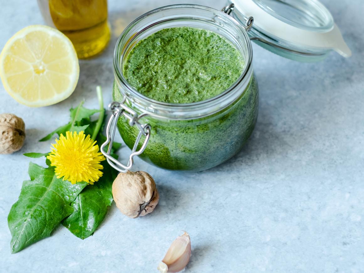 Löwenzahnpesto mit Walnüssen