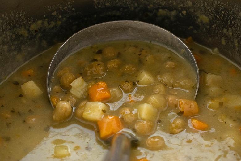 Gelbe Erbsensuppe mit Kasseler