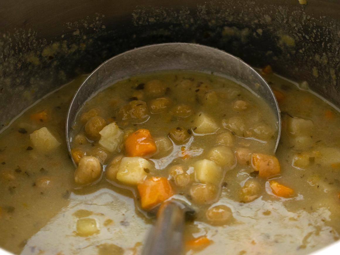 Gelbe Erbsensuppe mit Kasseler