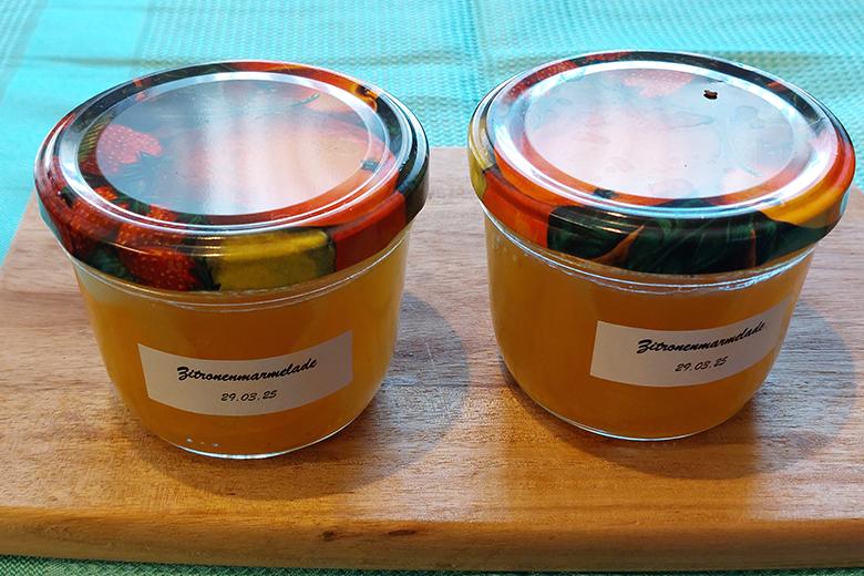 Zitronenmarmelade mit Fruchtstückchen