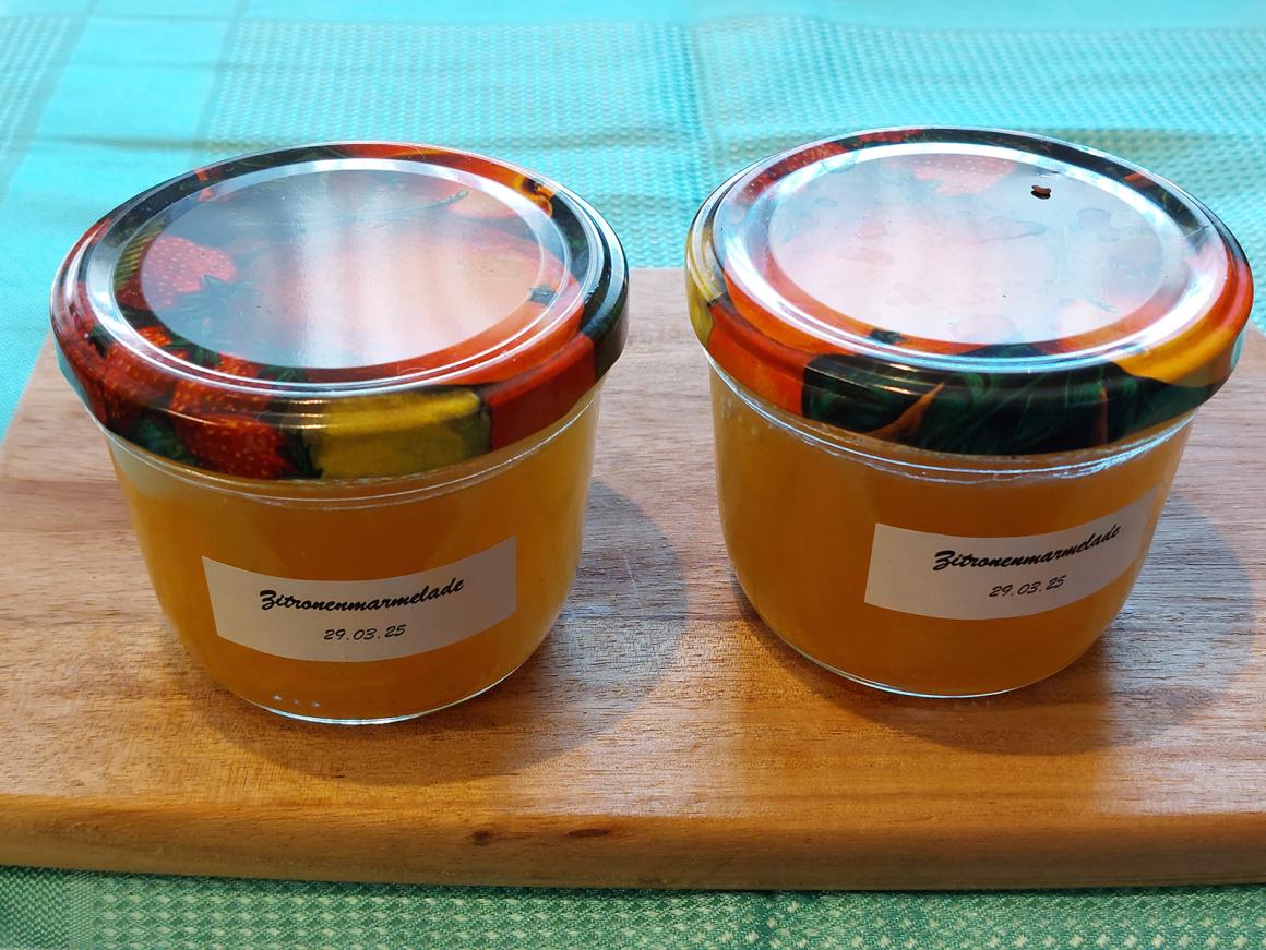 Zitronenmarmelade mit Fruchtstückchen