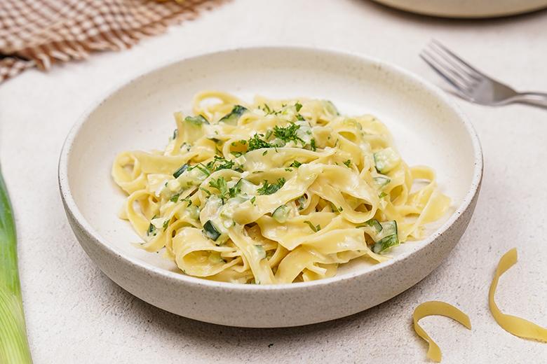 One Pot-Tagliatelle mit Zucchini-Rahm