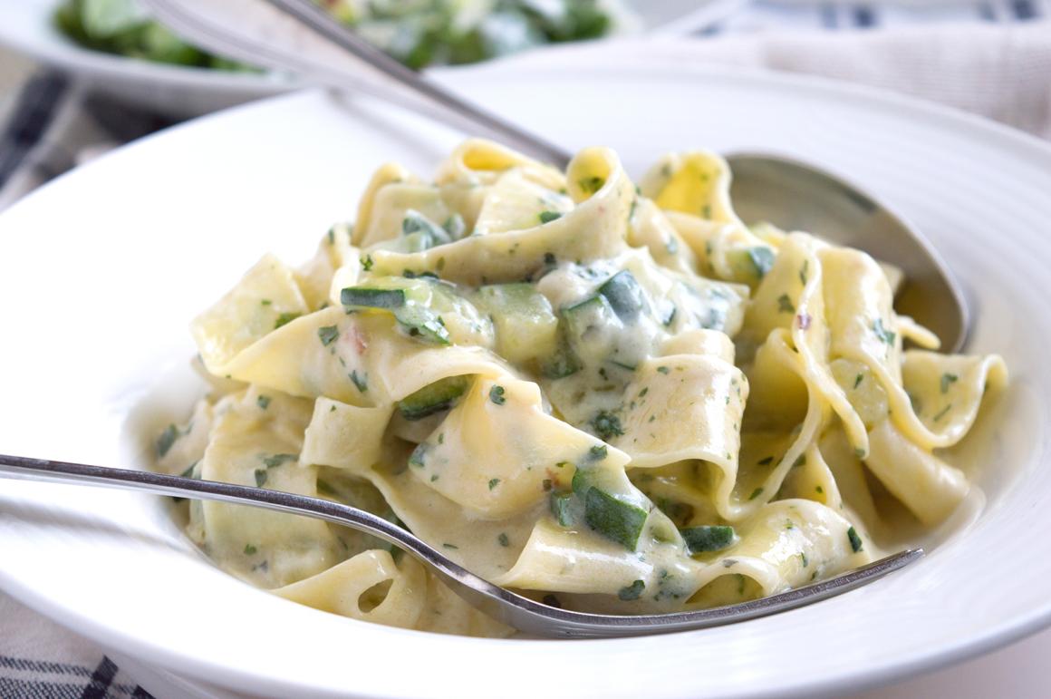 One Pot-Tagliatelle mit Zucchini-Rahm