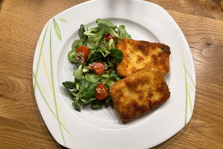 Panierter Feta auf Feldsalat