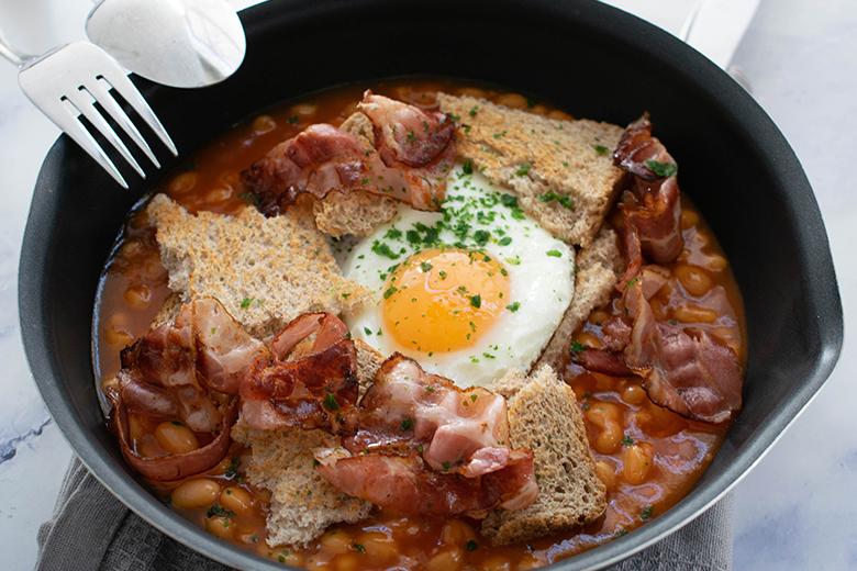 Baked Beans mit Speck und Ei