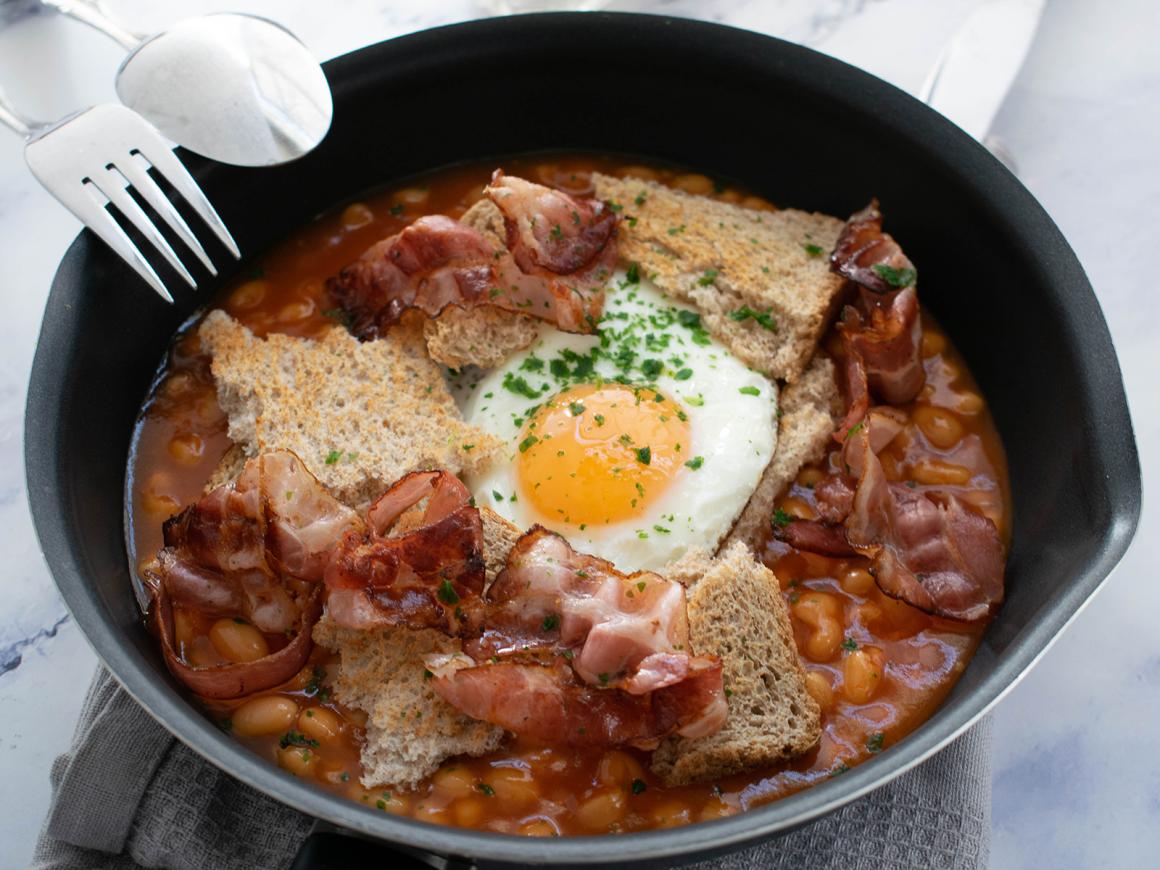 Baked Beans mit Speck und Ei