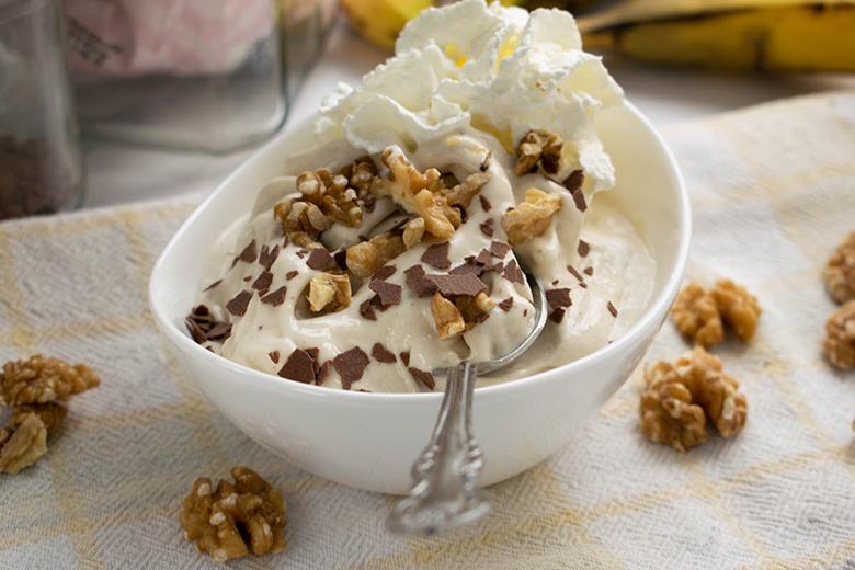 Bananen-Softeis mit Walnüssen
