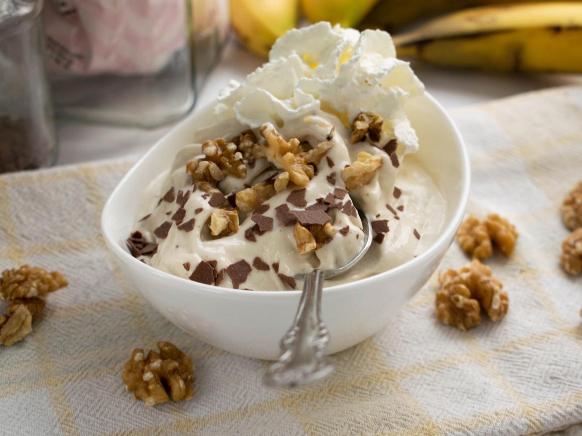 Bananen-Softeis mit Walnüssen