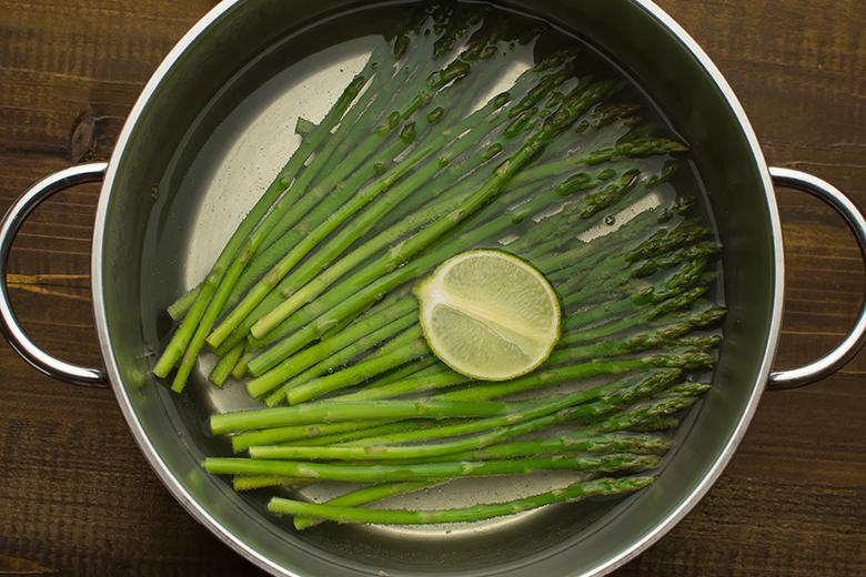 Grünen Spargel kochen