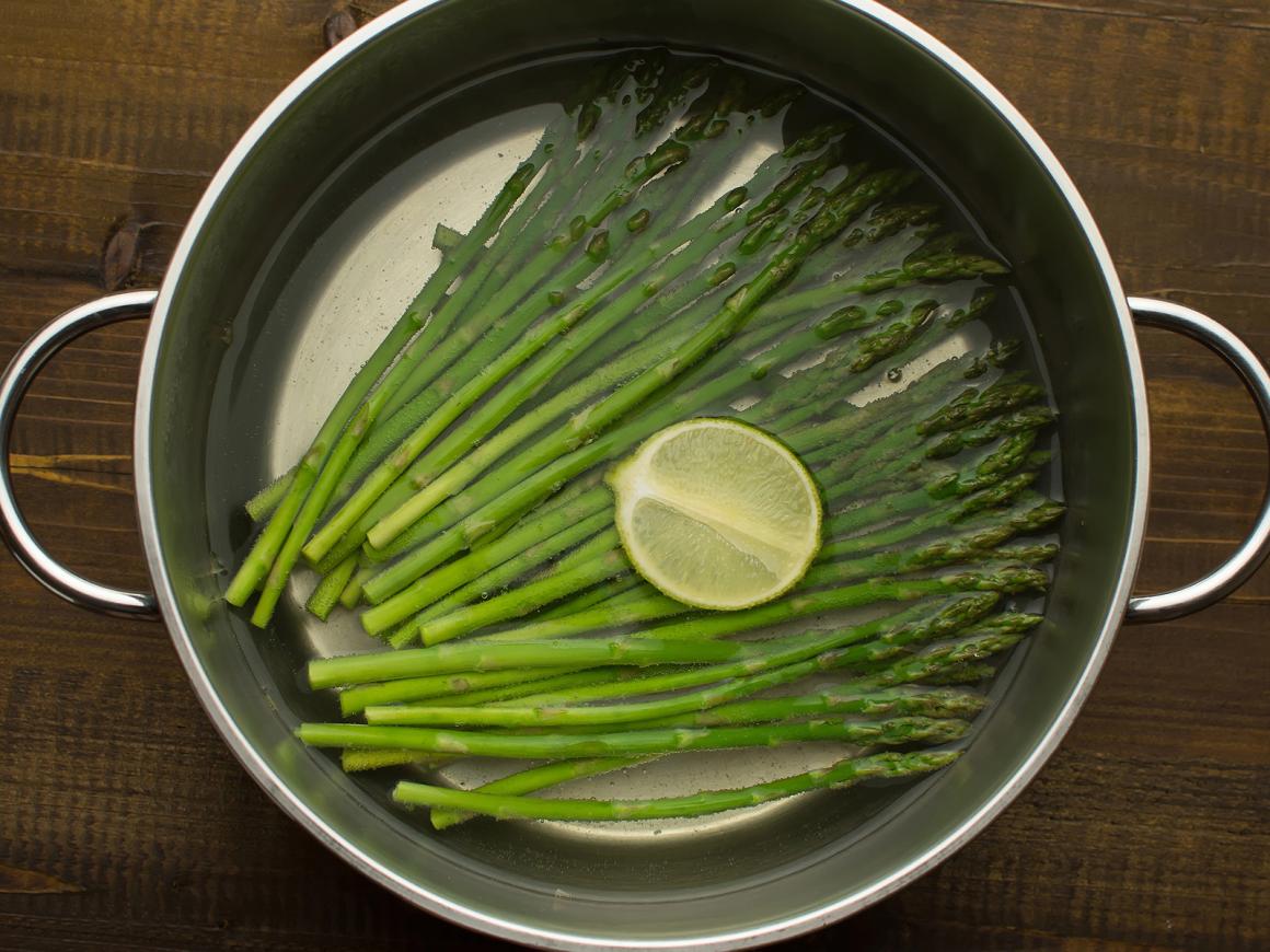 Grünen Spargel kochen