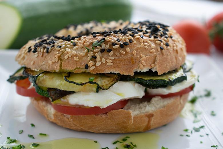 Tomate-Mozzarella-Bagels