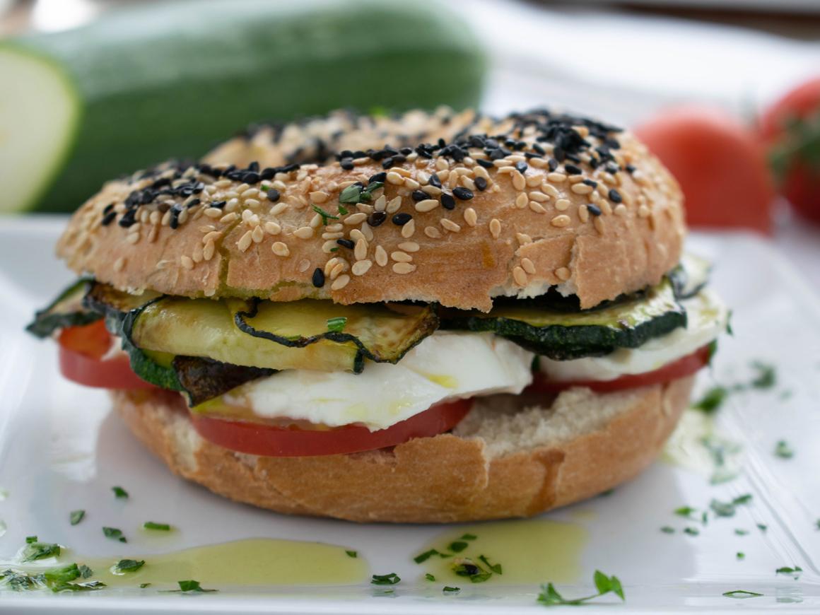 Tomate-Mozzarella-Bagels