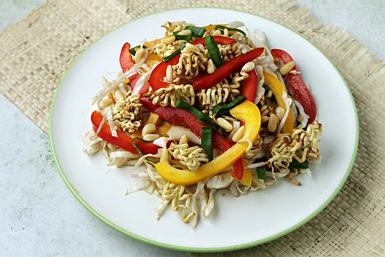 Yum Yum Salat mit Frühlingszwiebeln und Chinakohl