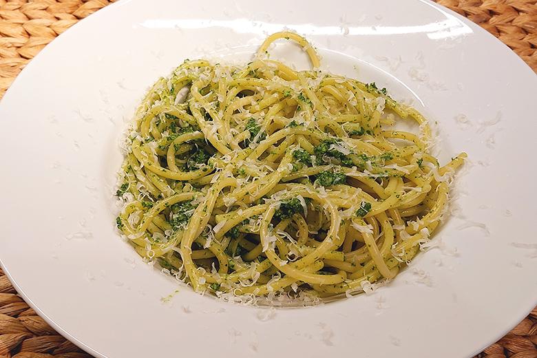 Bucatini mit pikantem Bärlauchpesto und Walnüssen
