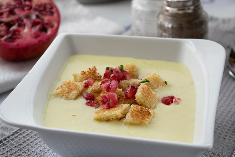 Kokossuppe mit Granatapfel