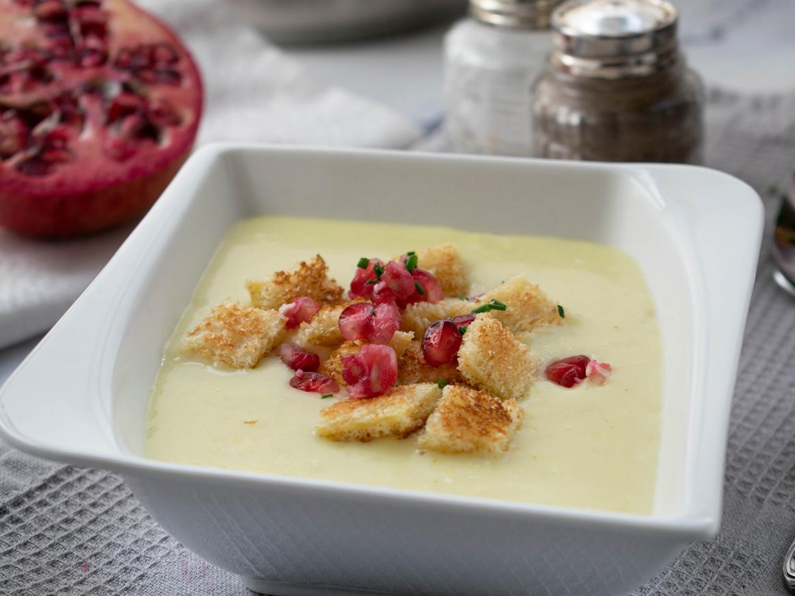 Kokossuppe mit Granatapfel