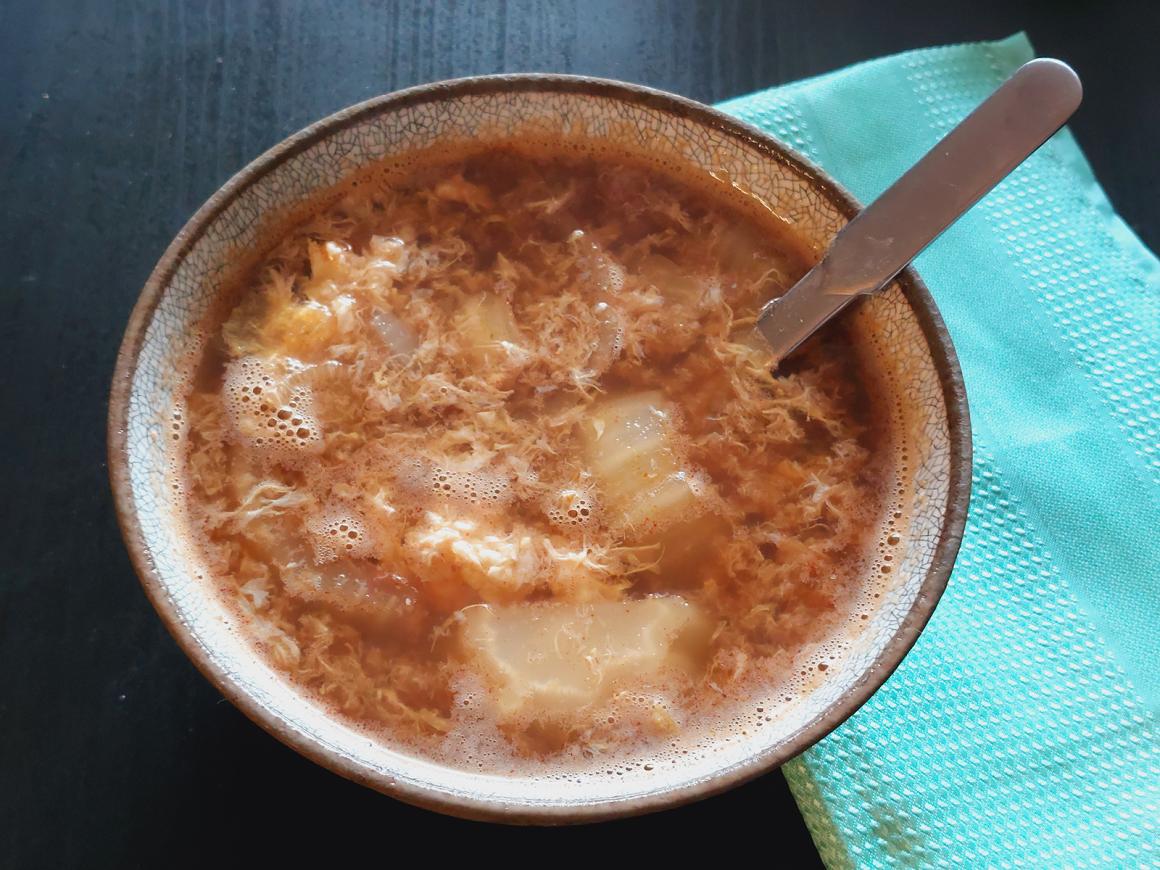 Scharfe Kohl-Eiersuppe