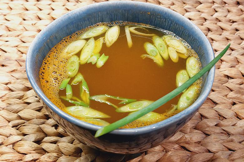 Gelbe Frühlingszwiebelsuppe