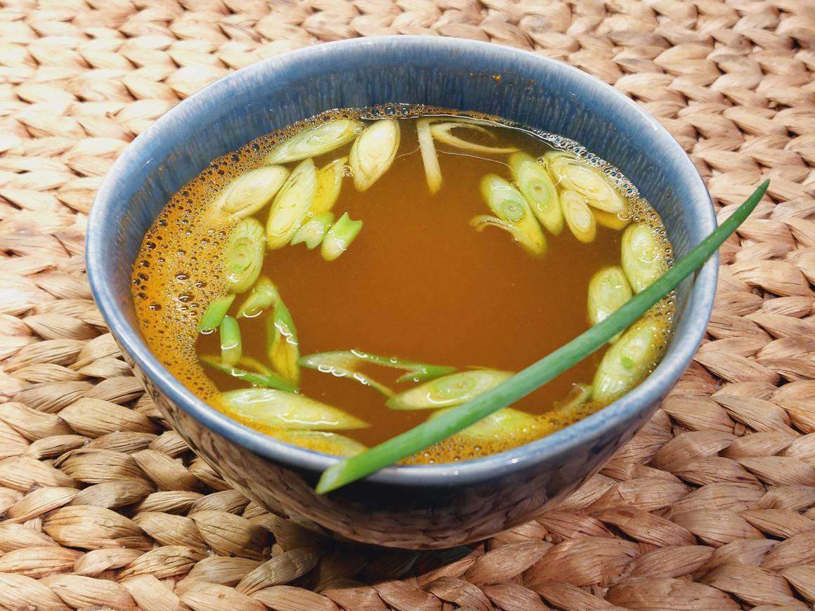 Gelbe Frühlingszwiebelsuppe
