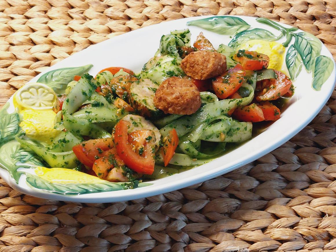 Tomaten-Gurkensalat mit Bärlauchdressing