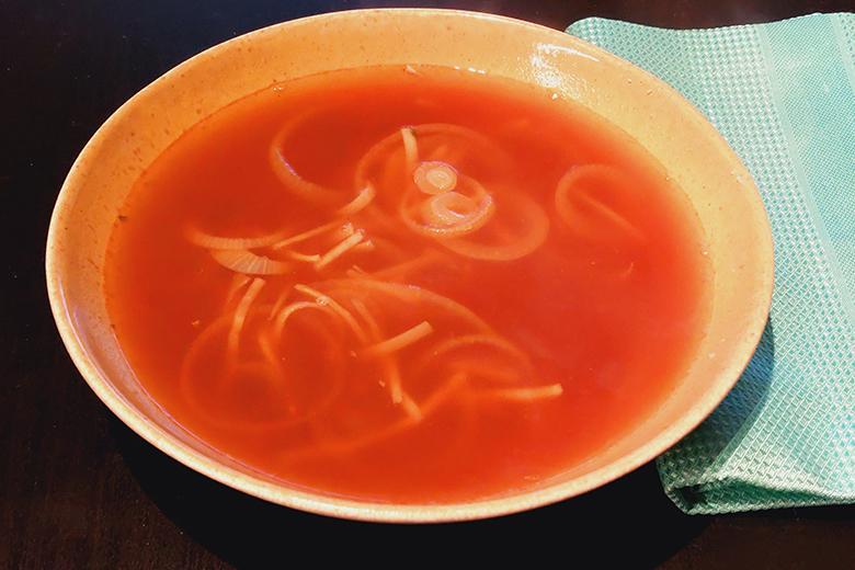 Sauer-scharfe Zwiebelsuppe