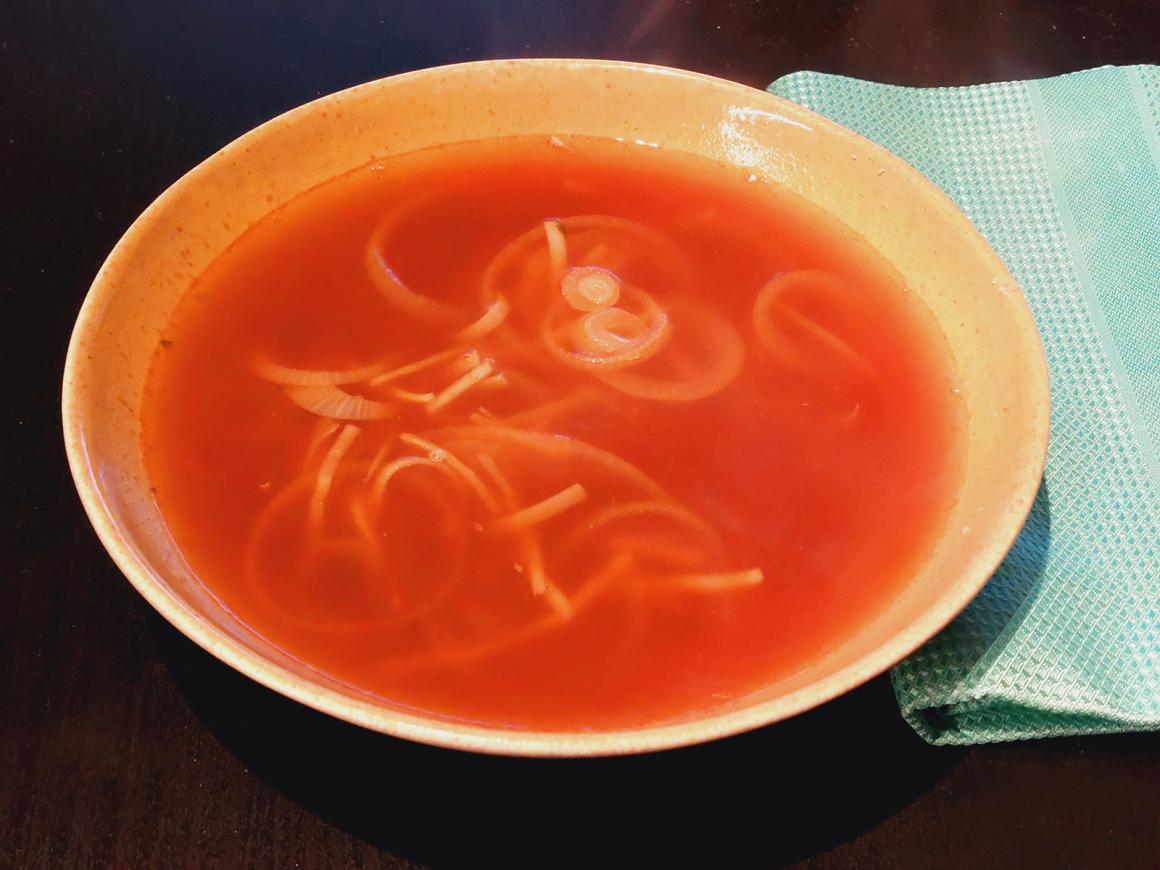 Sauer-scharfe Zwiebelsuppe